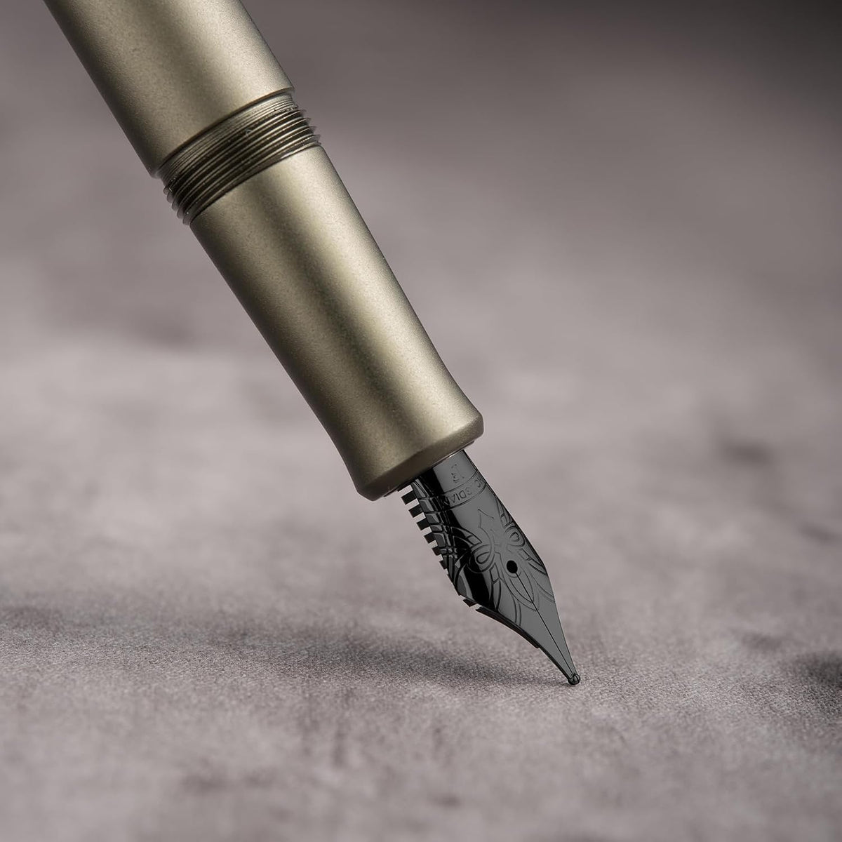 HONG DIAN M2 Black Forest Mini Fountain Pen, Extra Fine Soft Nib & Sleek Shape Aluminium Short Pocket Travel Pen (Army Green)