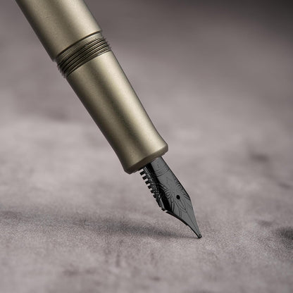 HONG DIAN M2 Black Forest Mini Fountain Pen, Extra Fine Soft Nib & Sleek Shape Aluminium Short Pocket Travel Pen (Army Green)