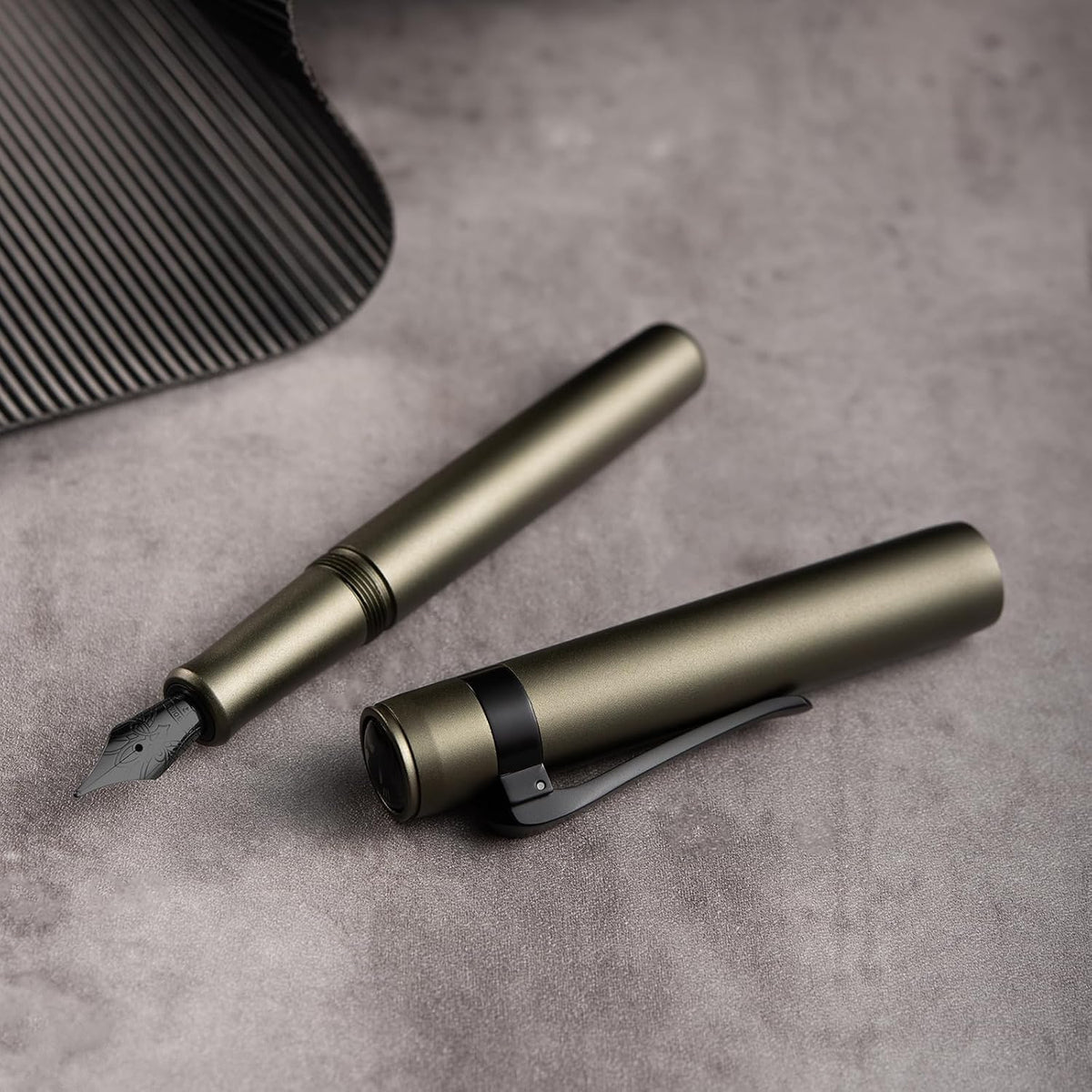 HONG DIAN M2 Black Forest Mini Fountain Pen, Extra Fine Soft Nib & Sleek Shape Aluminium Short Pocket Travel Pen (Army Green)